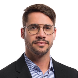 EYE'M Round Eyeglasses in Silver Havana – Model Photo 5