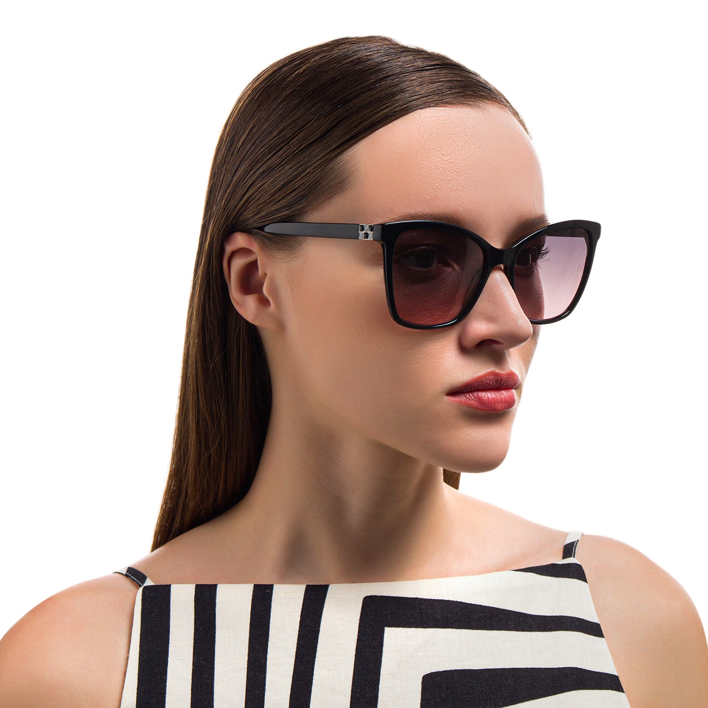 EYE'M Cat Eye Sunglasses in Black – Model Photo 4