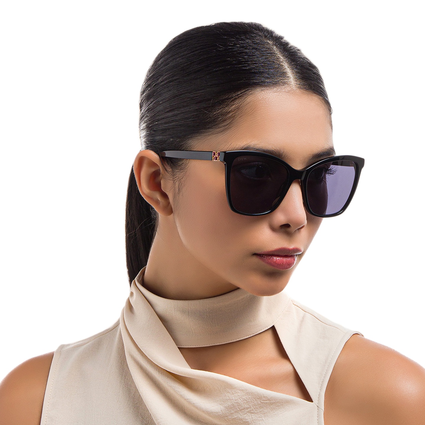 EYE'M Cat Eye Sunglasses in Black – Model Photo 5