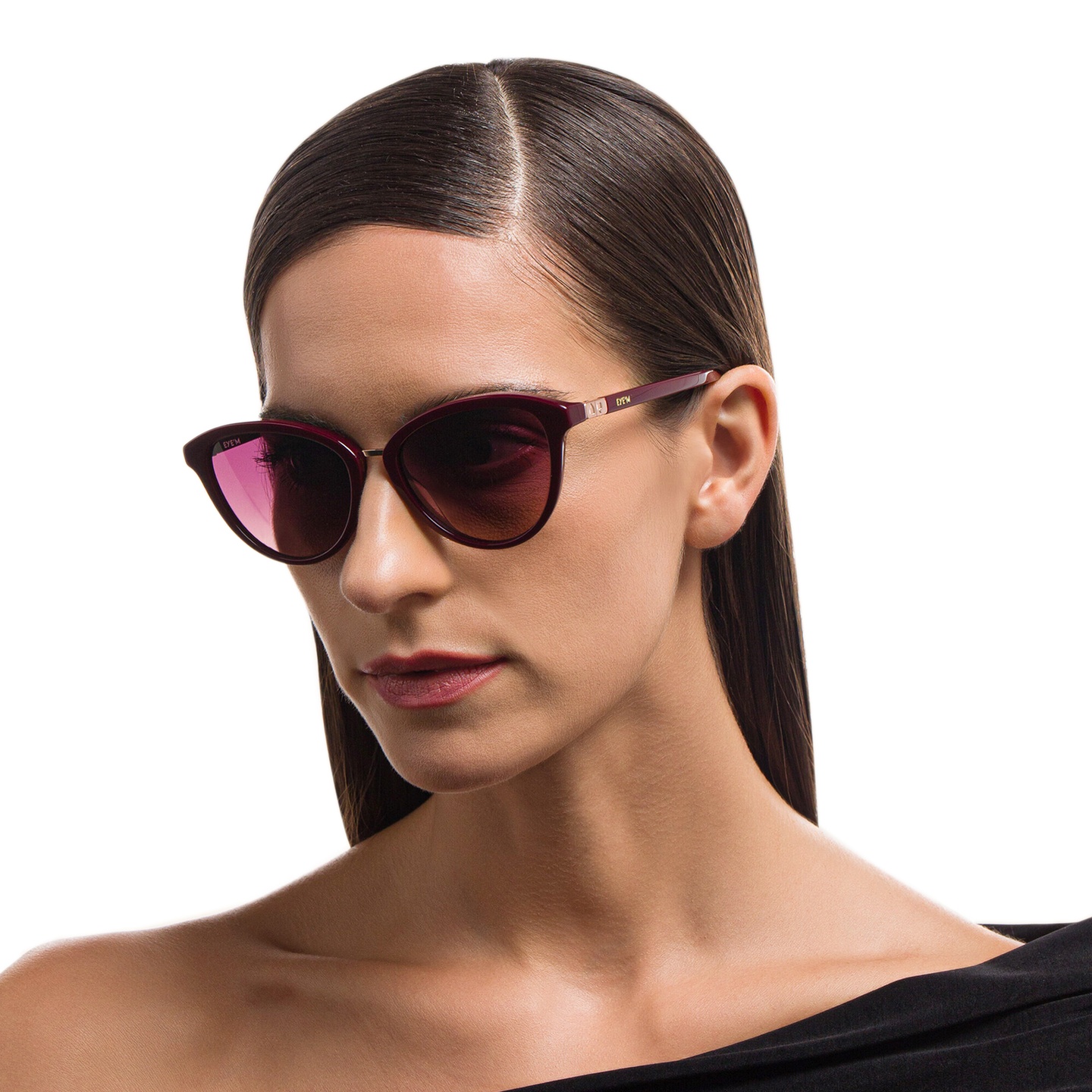 EYE'M Cat Eye Sunglasses in Red – Model Photo 4