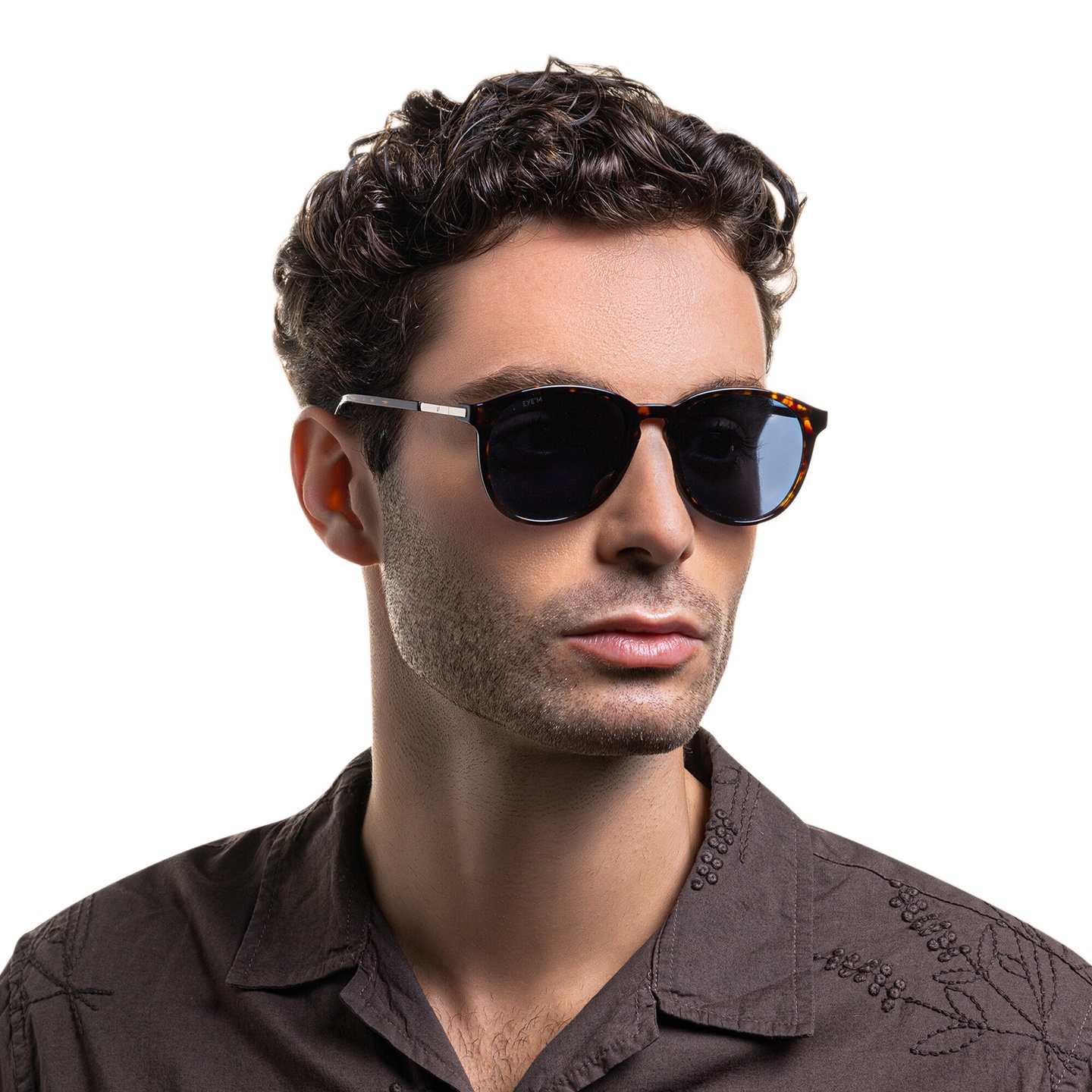 EYE'M Aviator Sunglasses in Havana – Model Photo 1