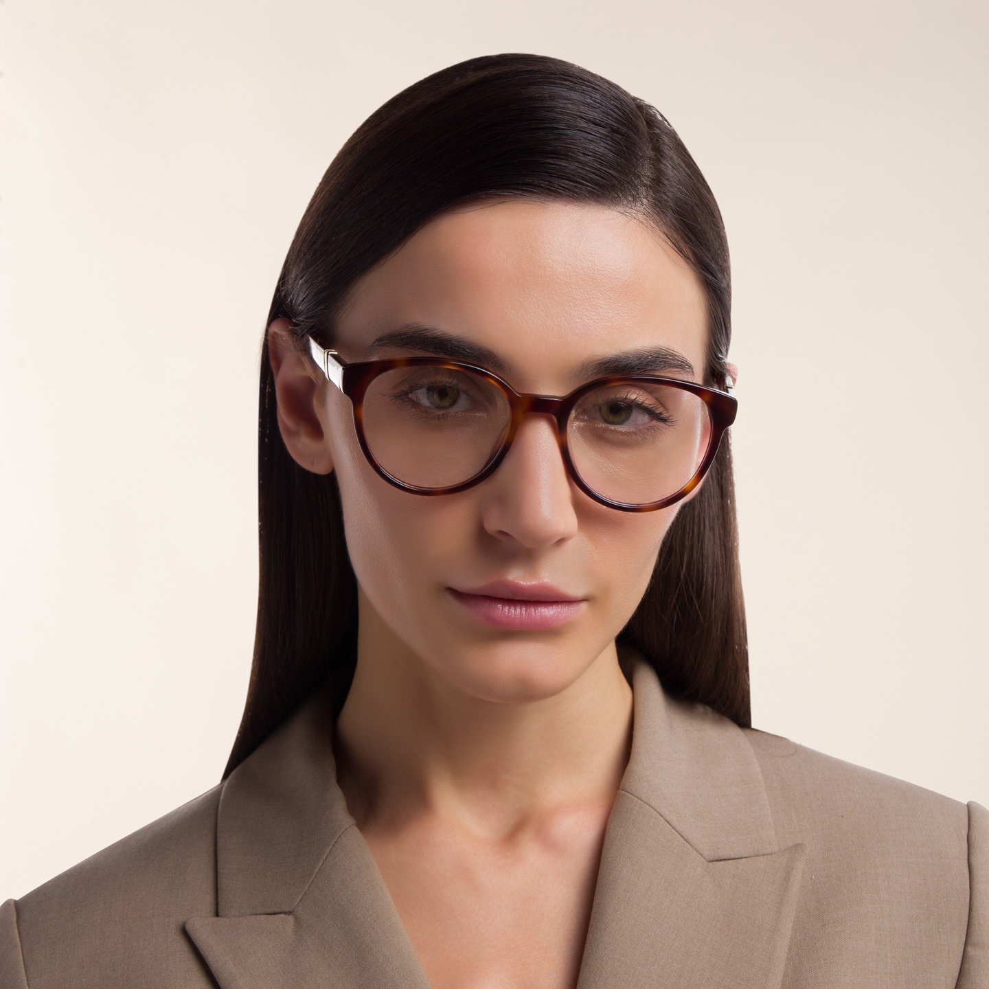 EYE'M Round Eyeglasses in Havana – Model Photo 1