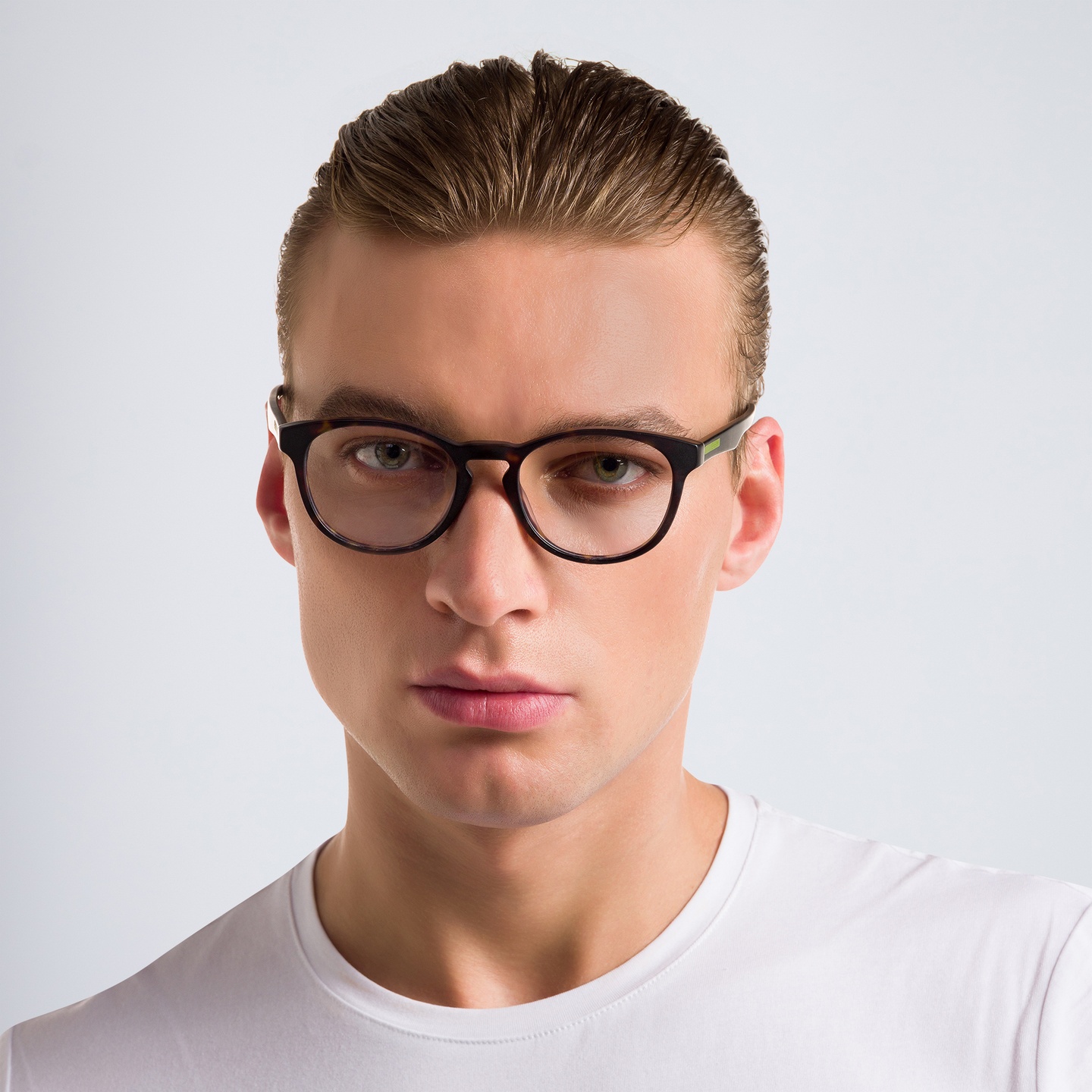 EYE'M Round Eyeglasses in Havana – Model Photo 1