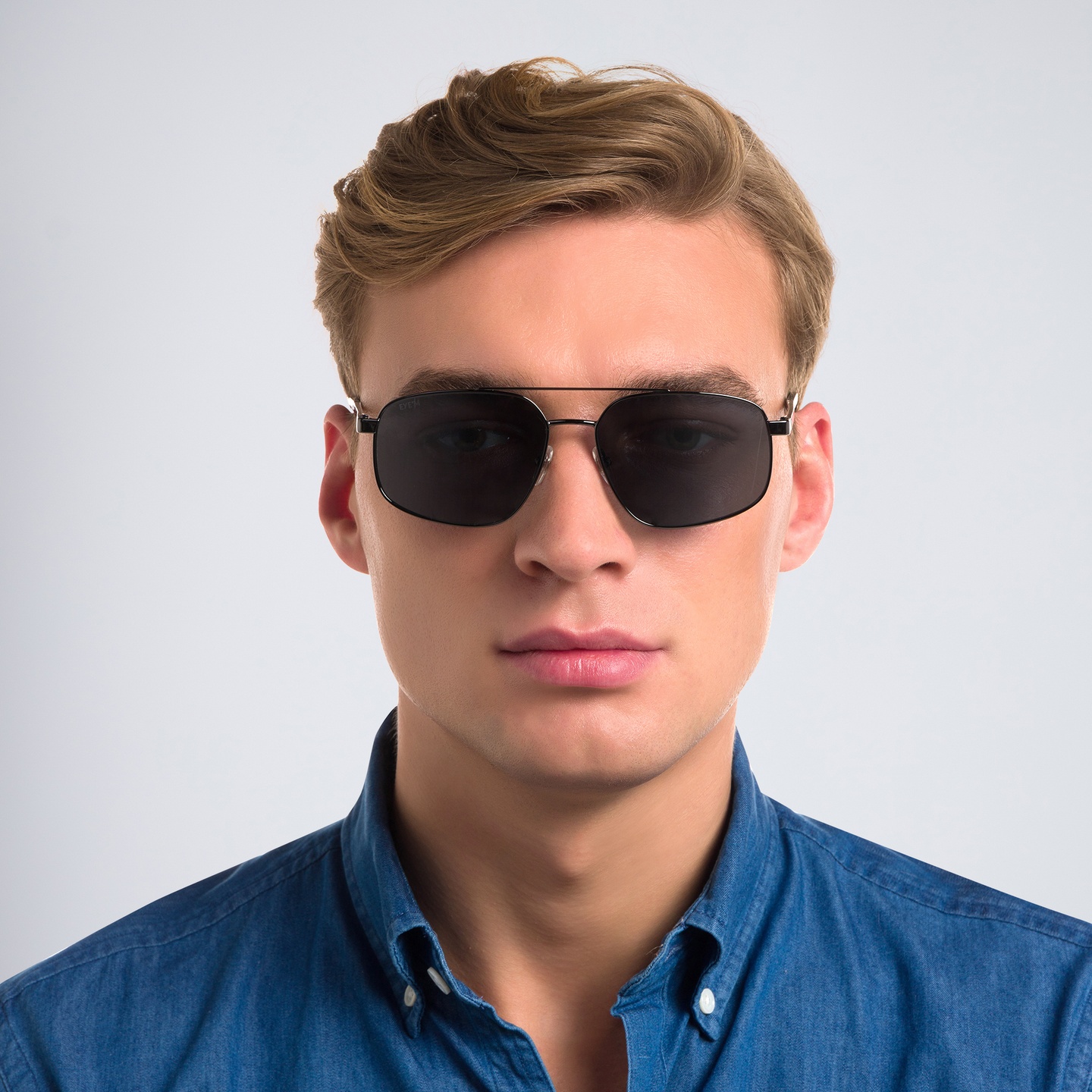 EYE'M Aviator Sunglasses in Black – Model Photo 1