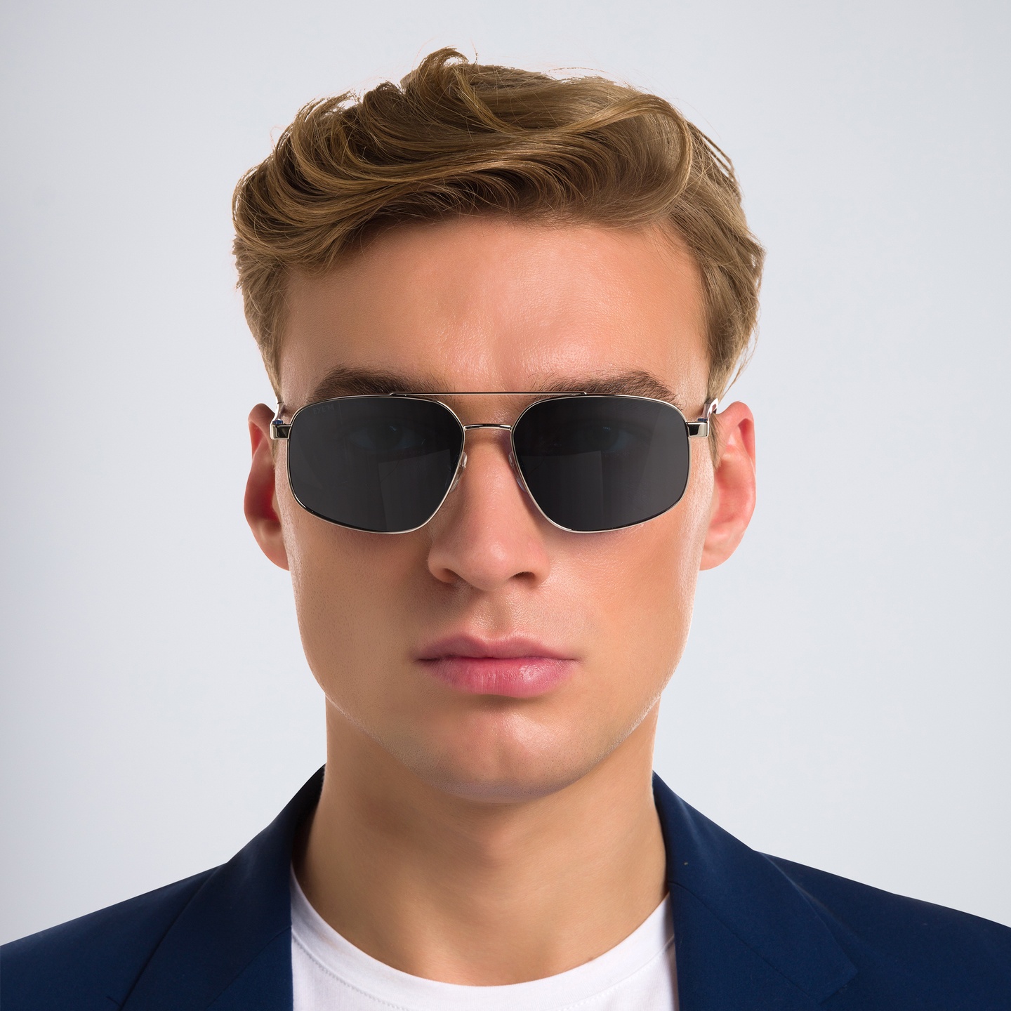 EYE'M Aviator Sunglasses in Silver – Model Photo 1