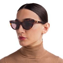 EYE'M Cat Eye Sunglasses in Havana – Model Photo 6