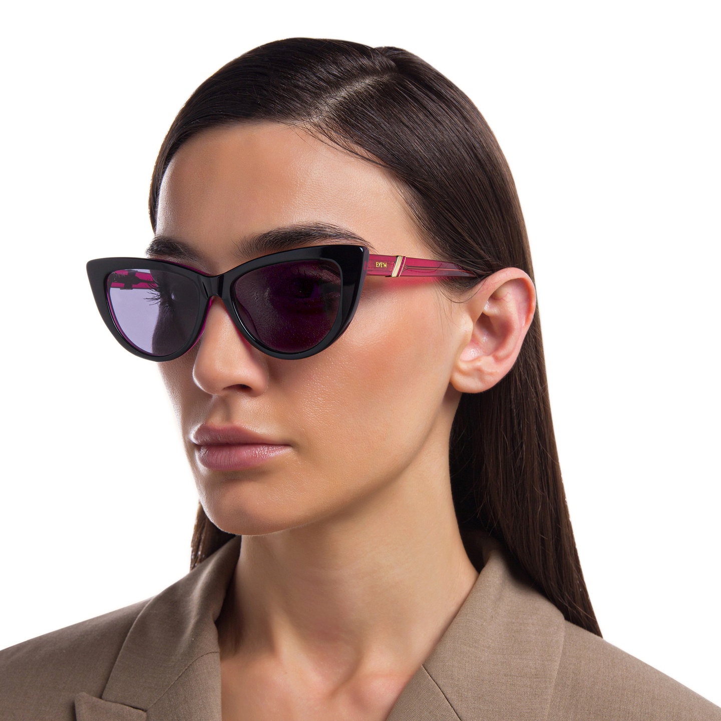 EYE'M Cat Eye Sunglasses in Black – Model Photo 5