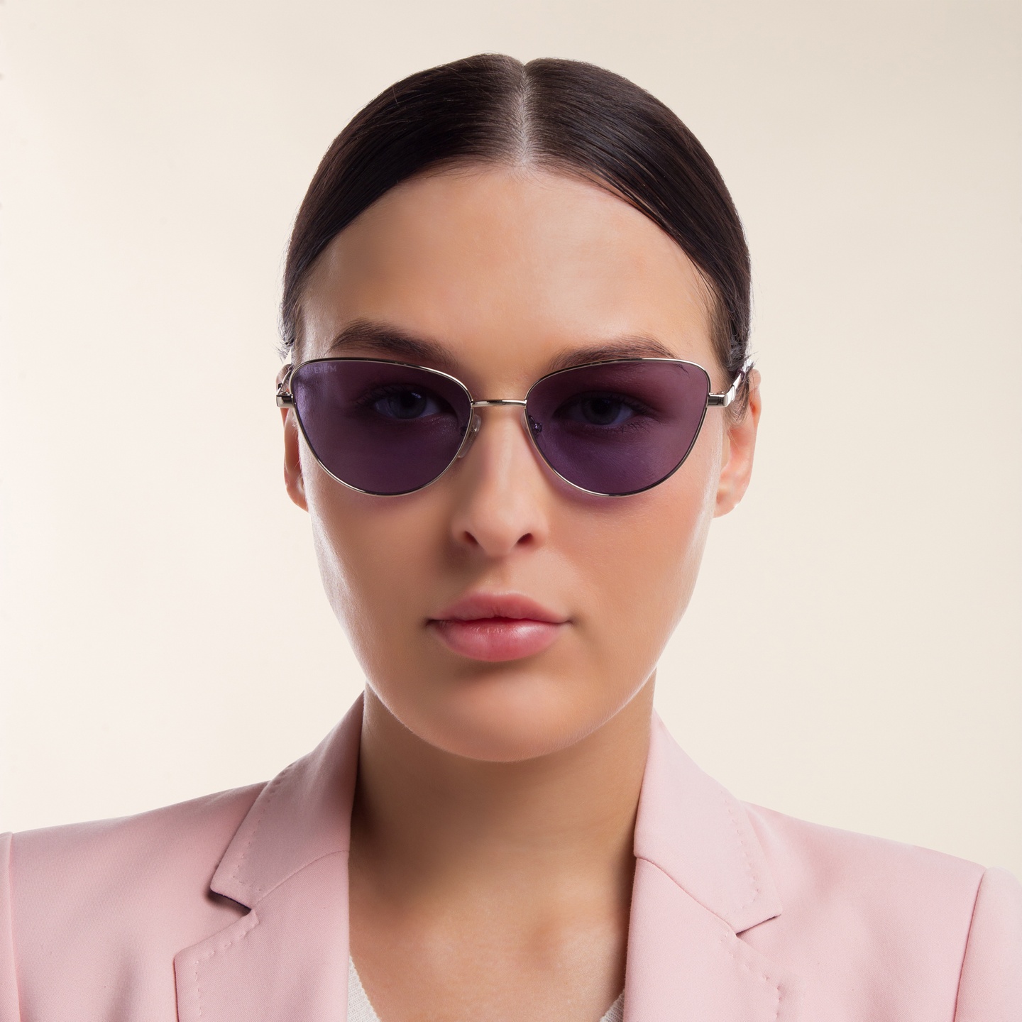 EYE'M Cat Eye Sunglasses in Gold – Model Photo 1