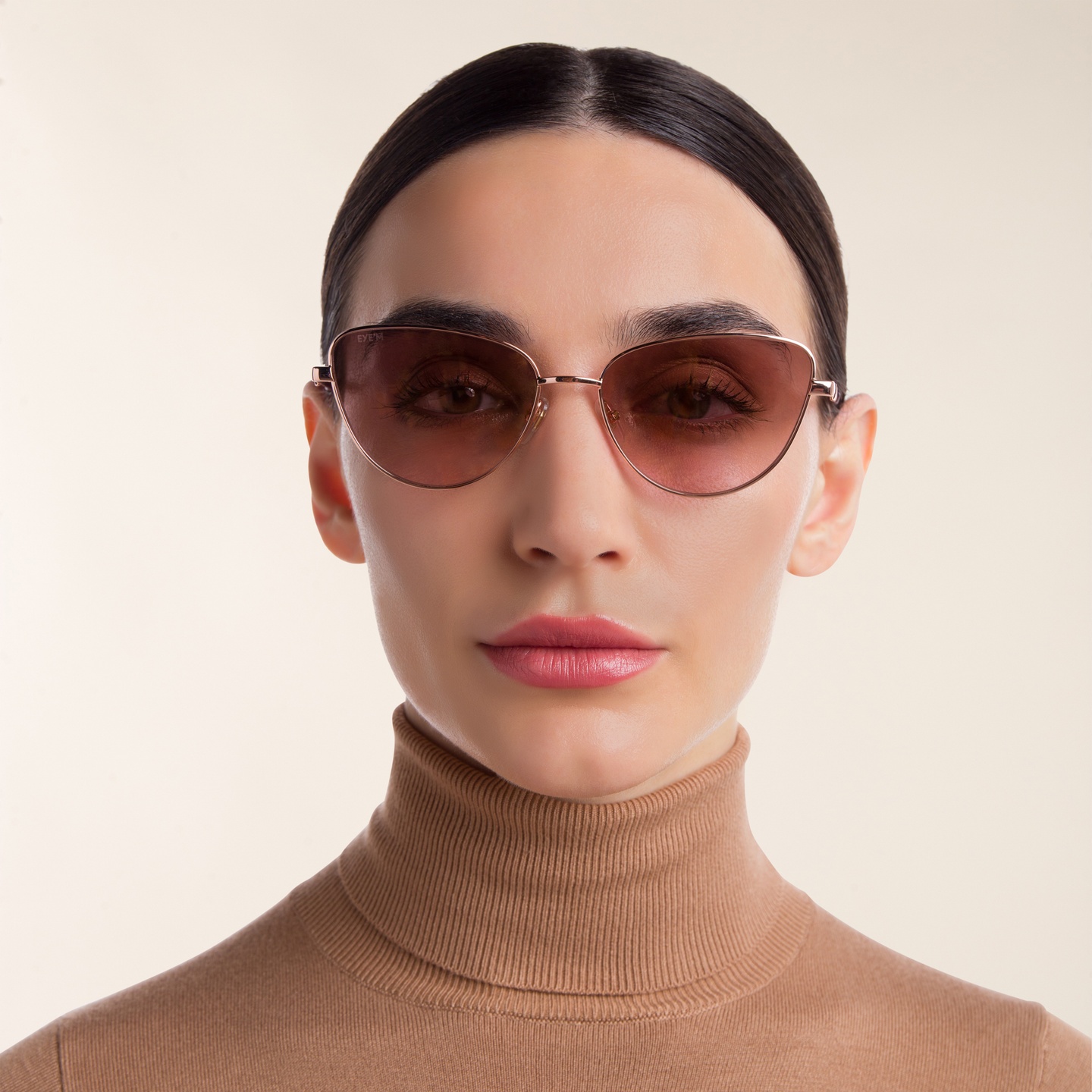 EYE'M Cat Eye Sunglasses in Gold – Model Photo 1