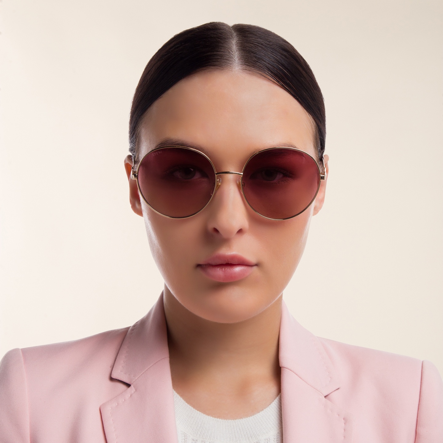 EYE'M Round Sunglasses in Gold – Model Photo 1