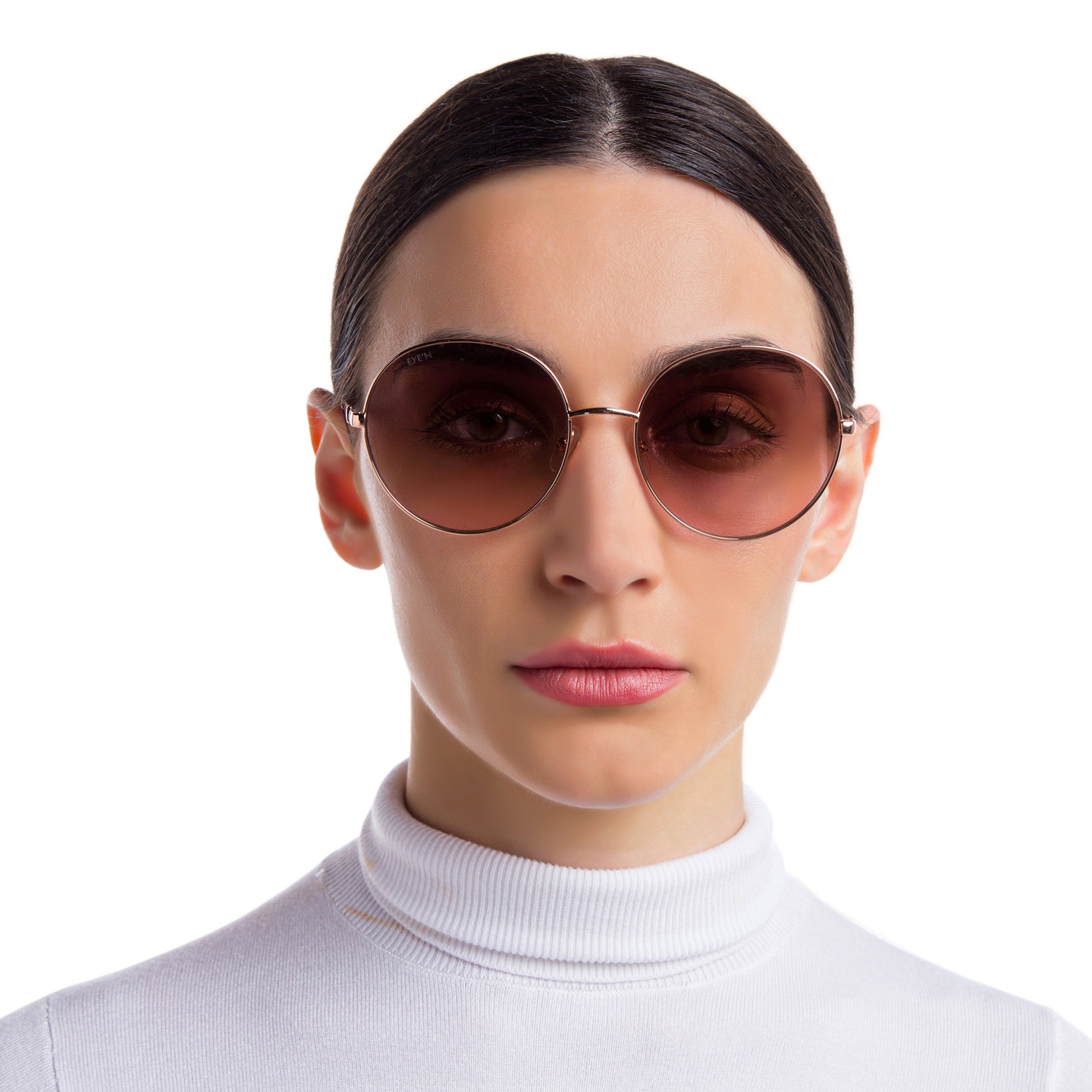 EYE'M Round Sunglasses in Gold – Model Photo 4
