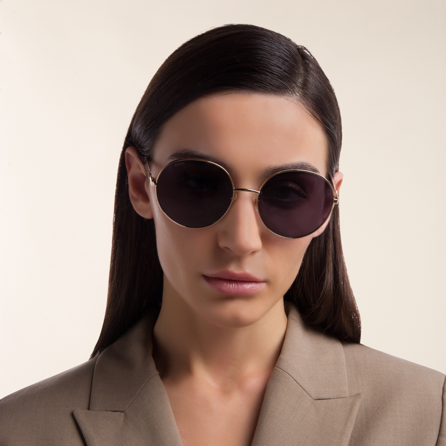 EYE'M Round Sunglasses in Gold – Model Photo 1