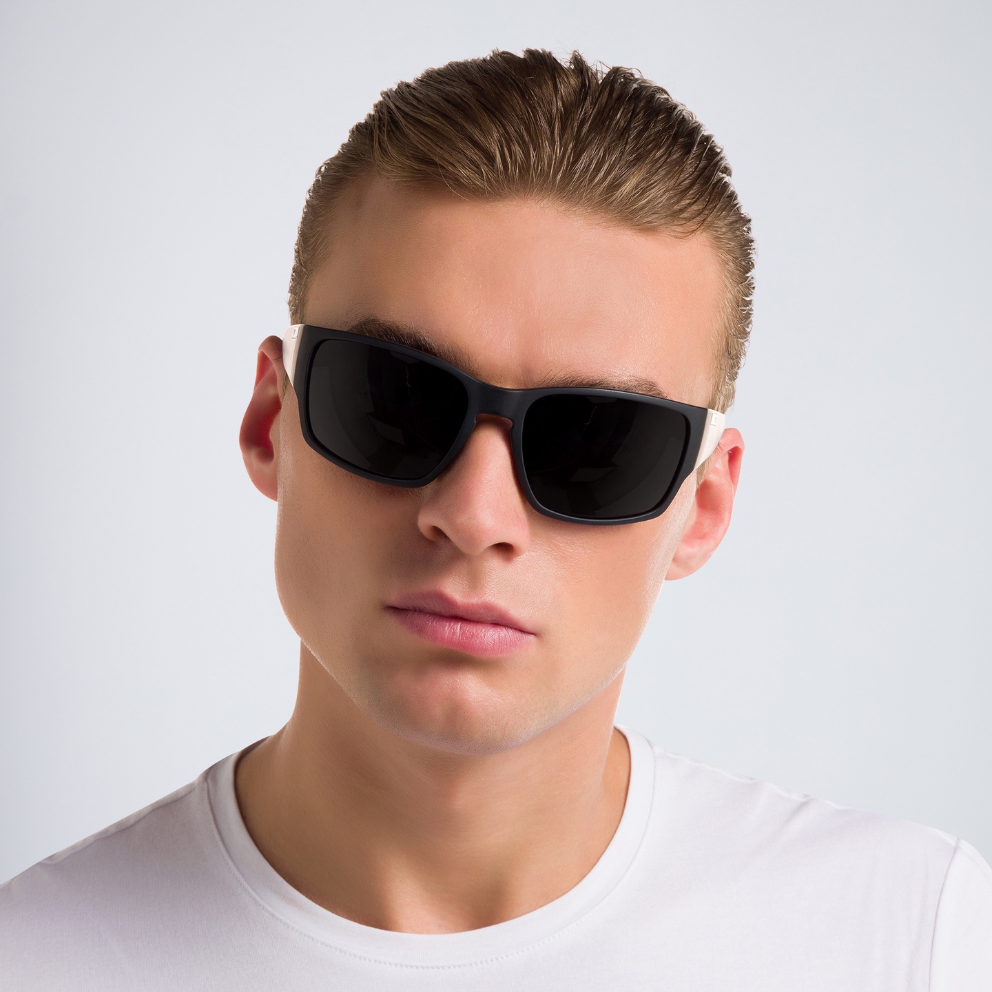 EYE'M Rectangle Sunglasses in Black – Model Photo 1