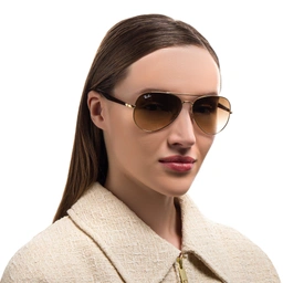 Ray-Ban Unisex Pilot Sunglasses in Gold – Model Photo 2
