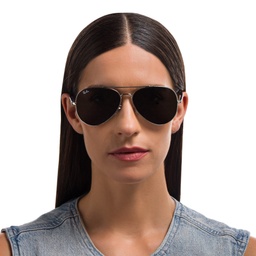 Ray-Ban Unisex Aviator Sunglasses in Silver – Model Photo 2