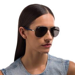 Ray-Ban Unisex Aviator Sunglasses in Silver – Model Photo 6
