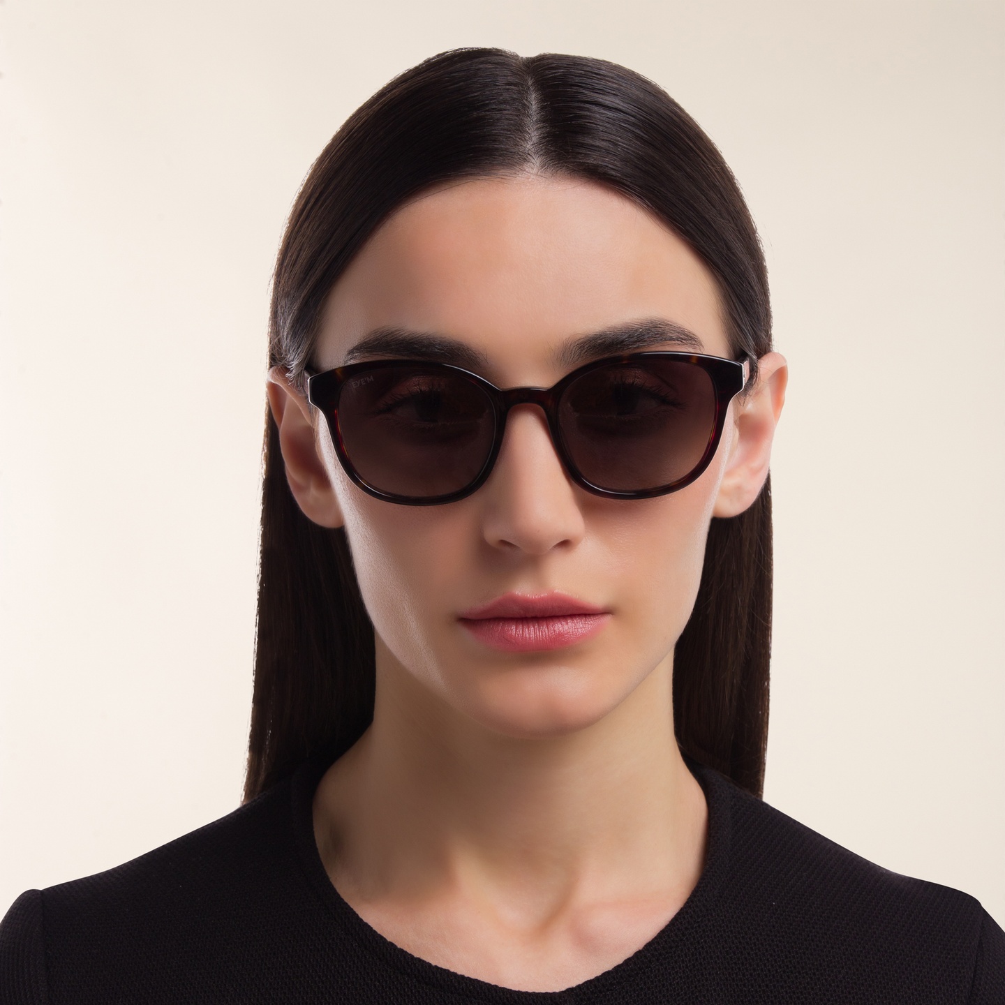 EYE'M Round Sunglasses in Brown – Model Photo 1