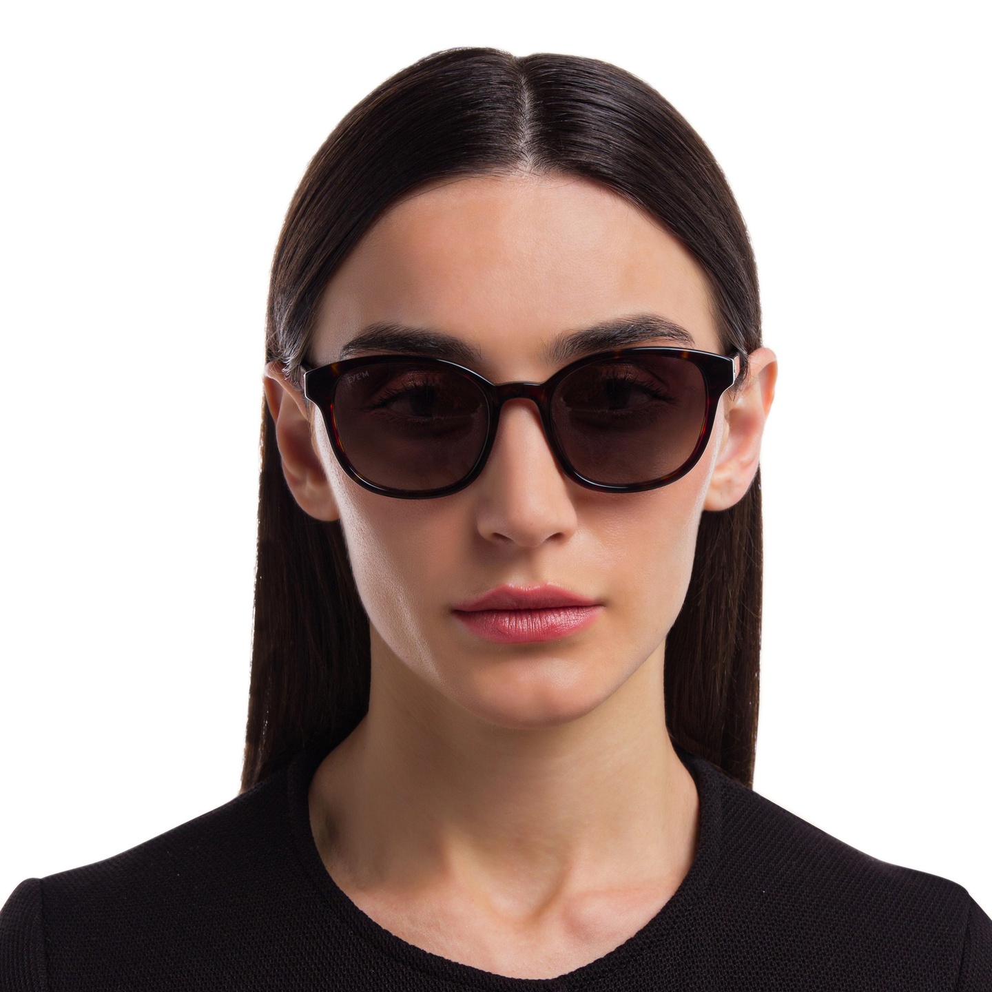 EYE'M Round Sunglasses in Brown – Model Photo 4