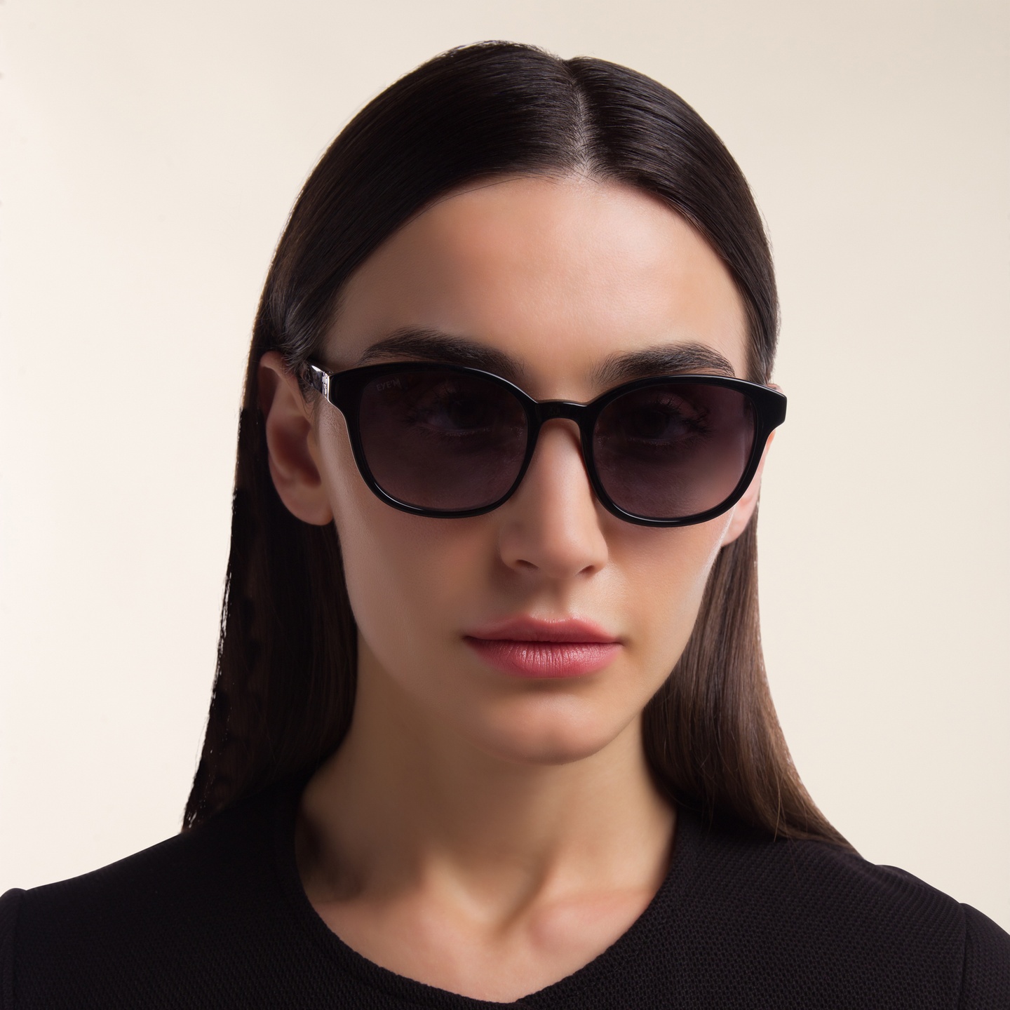 EYE'M Round Sunglasses in Black – Model Photo 1