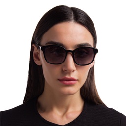 EYE'M Round Sunglasses in Black – Model Photo 5
