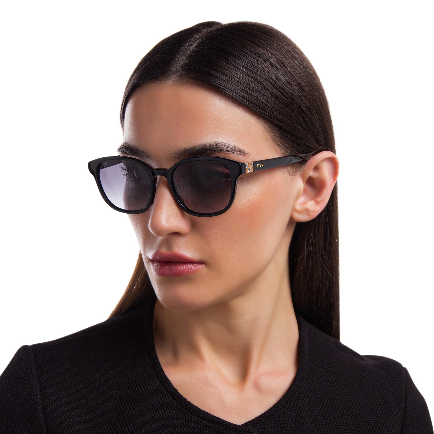 EYE'M Round Sunglasses in Black – Model Photo 5