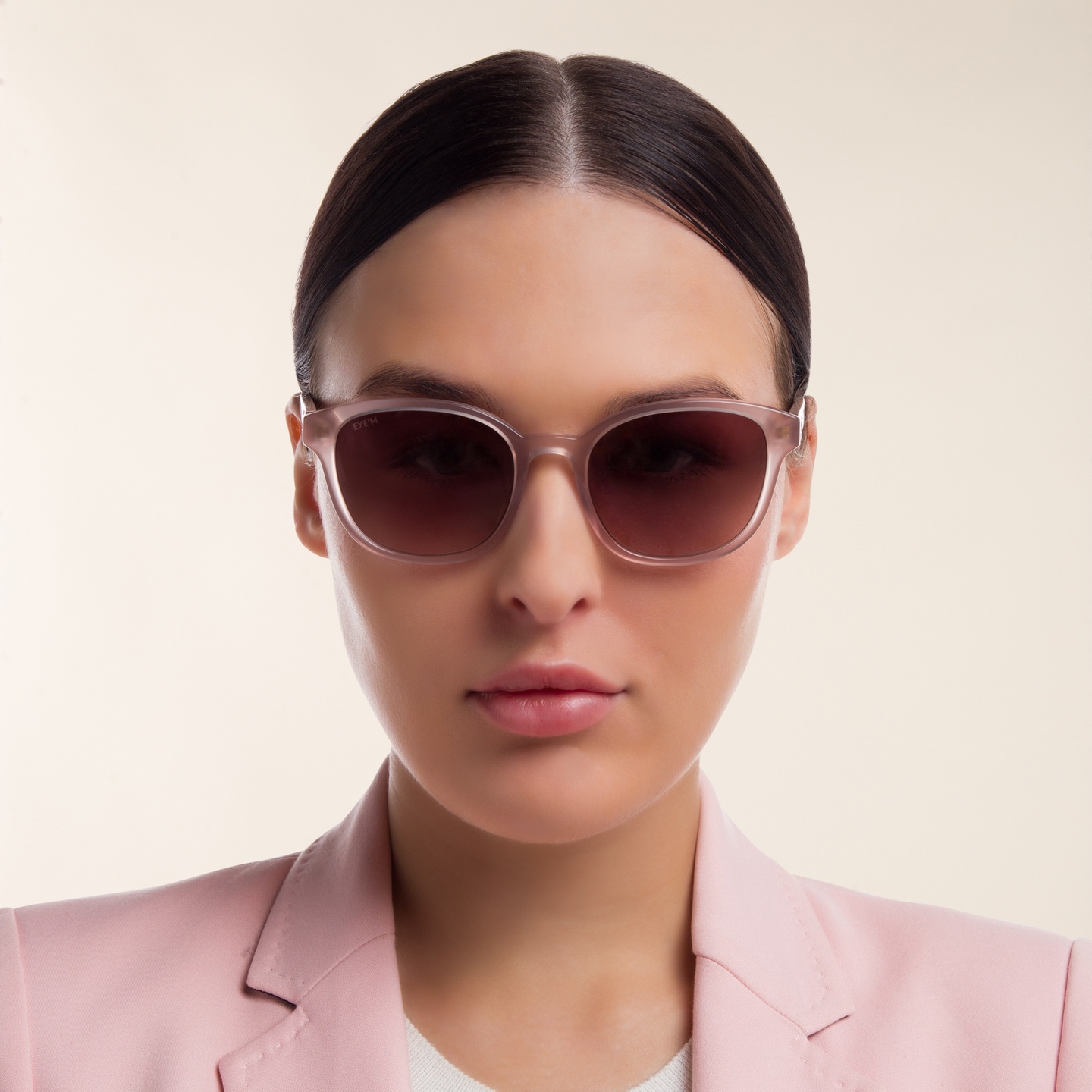 EYE'M Round Sunglasses in Pink – Model Photo 1