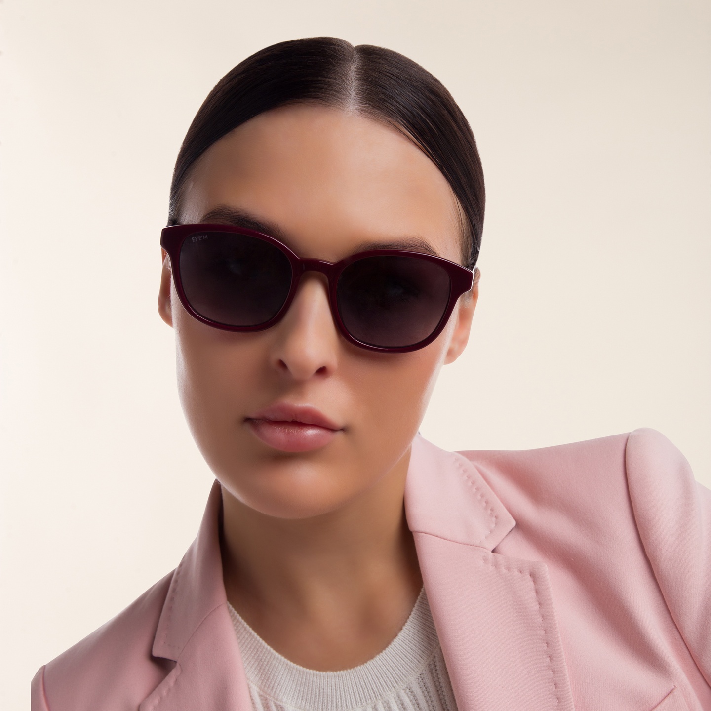 EYE'M Round Sunglasses in Red – Model Photo 1