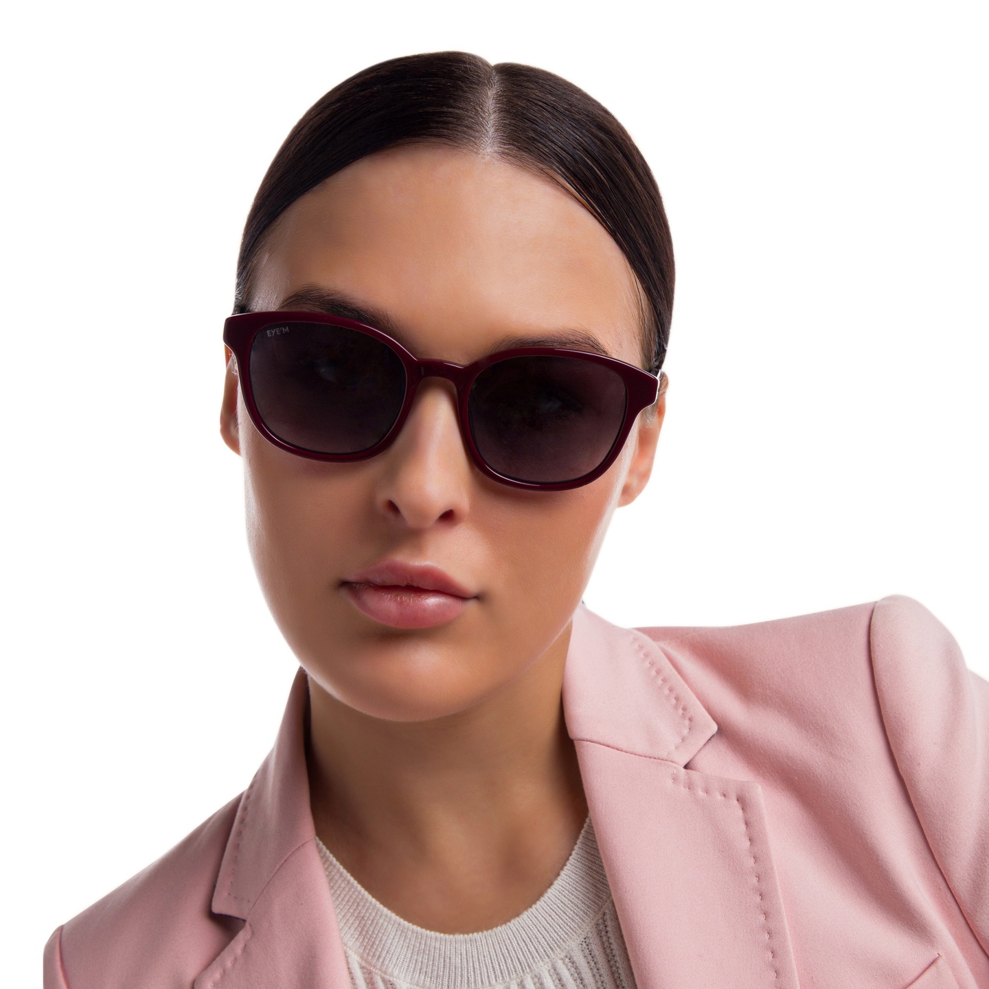 EYE'M Round Sunglasses in Red – Model Photo 4