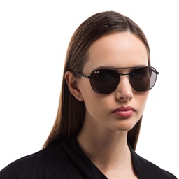 Ray-Ban Unisex Square Sunglasses in Black – Model Photo 2