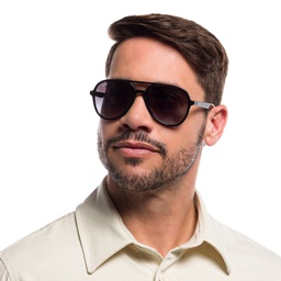 Ray-Ban Unisex Pilot Sunglasses in Black – Model Photo 8