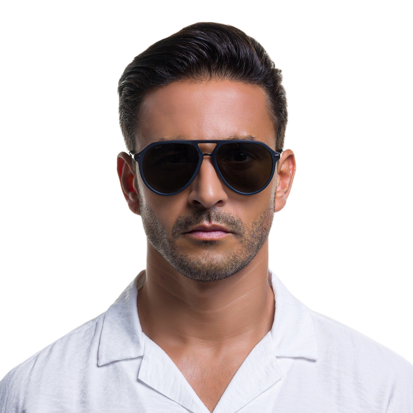 EYE'M Aviator Sunglasses in Black – Model Photo 1