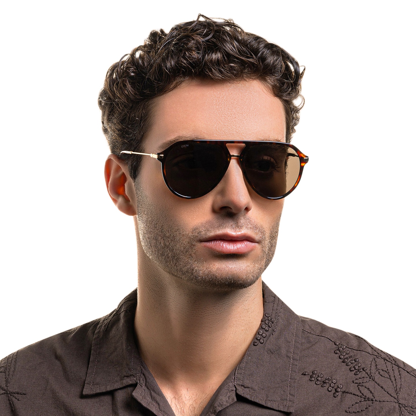 EYE'M Aviator Sunglasses in Havana – Model Photo 1