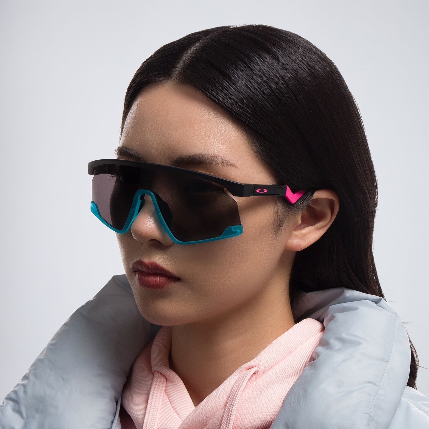 Oakley Unisex Half-Rim Mask Sunglasses in Black – Model Photo 4