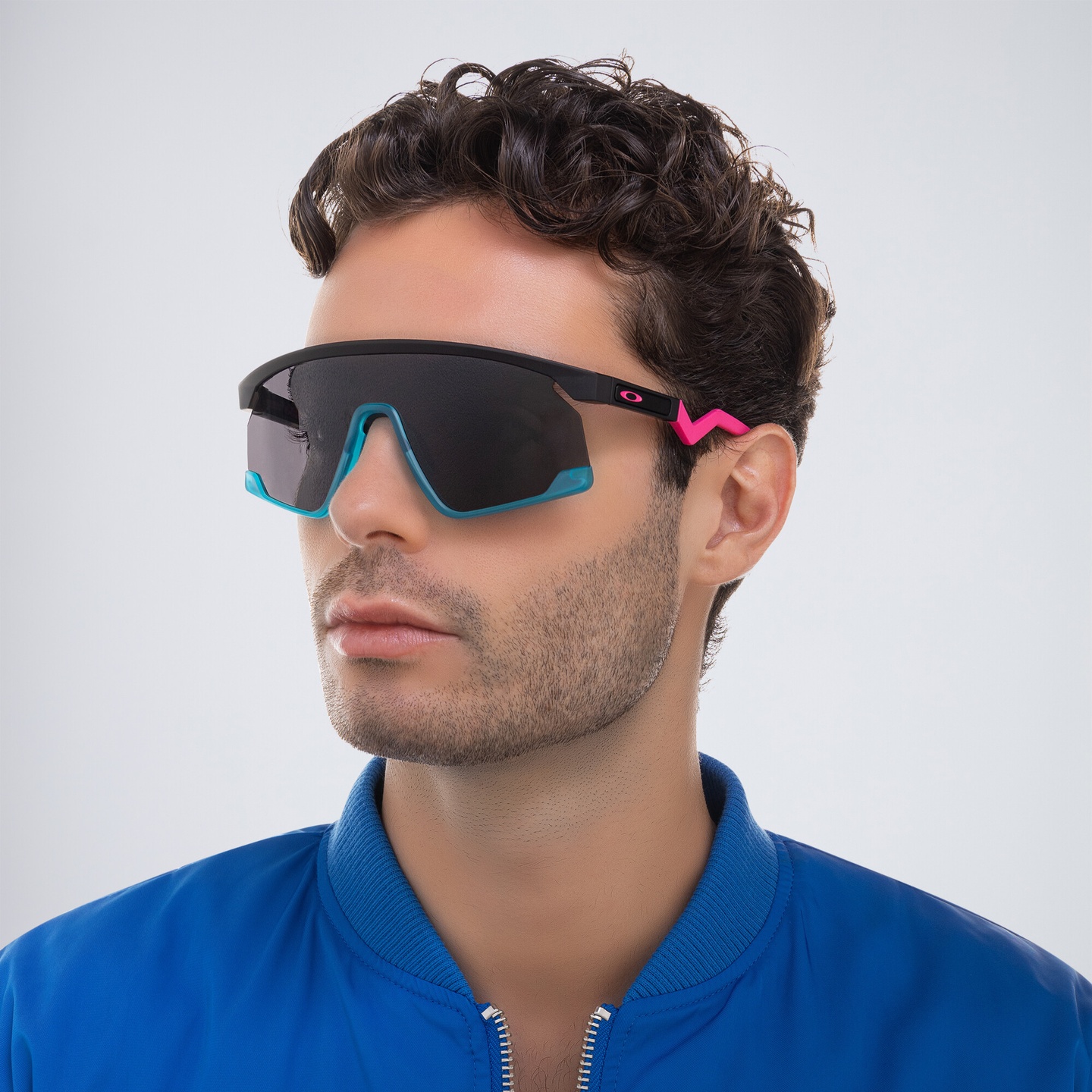 Oakley Unisex Half-Rim Mask Sunglasses in Black – Model Photo 5