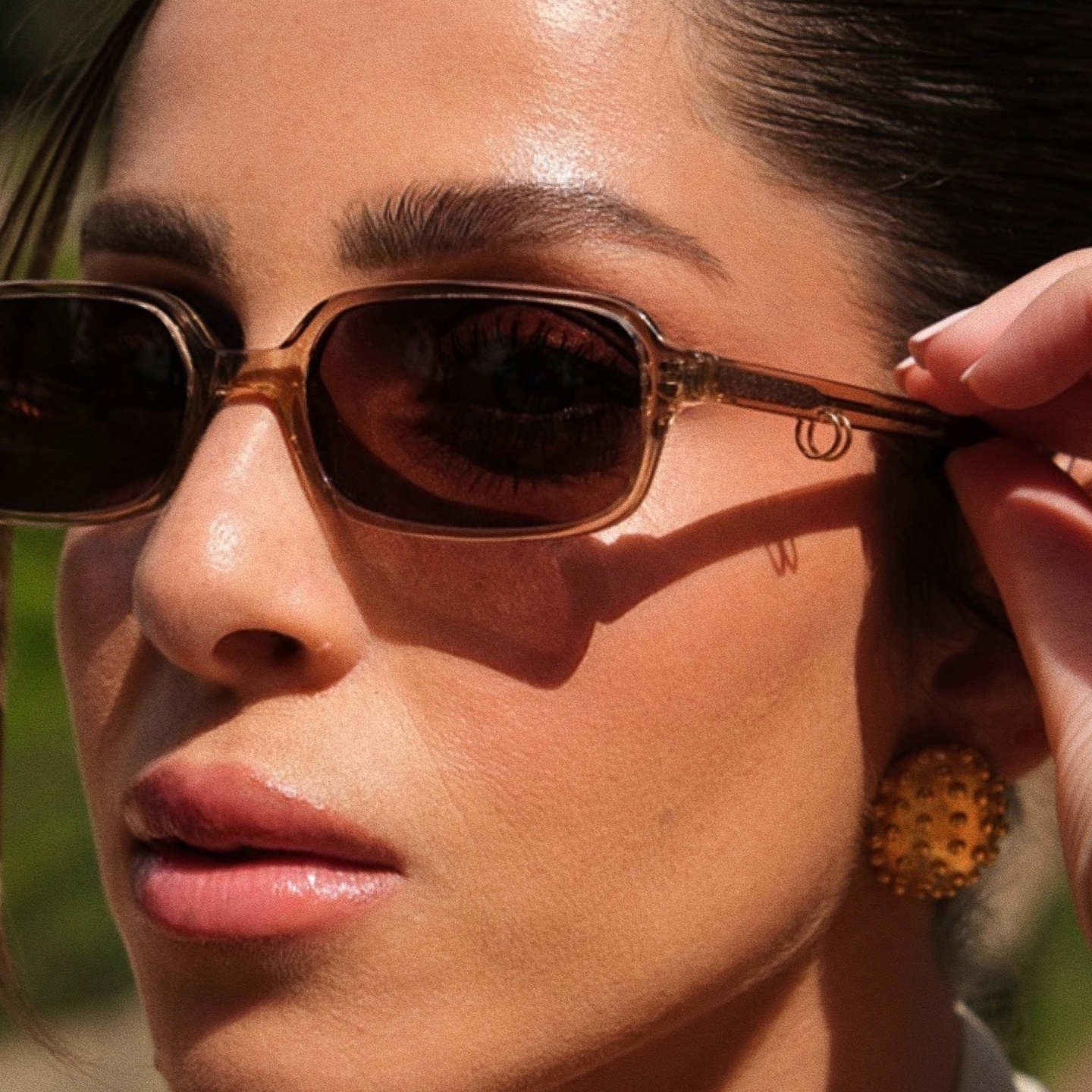 نظارات شمسية كايا بإطار مربّع من TRICE بلون بيج - صورة النموذج 1