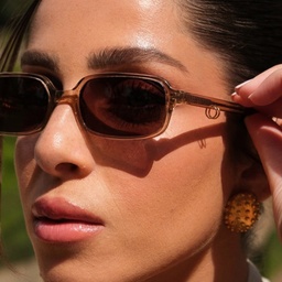 نظارات شمسية كايا بإطار مربّع من TRICE بلون بيج - صورة النموذج 2
