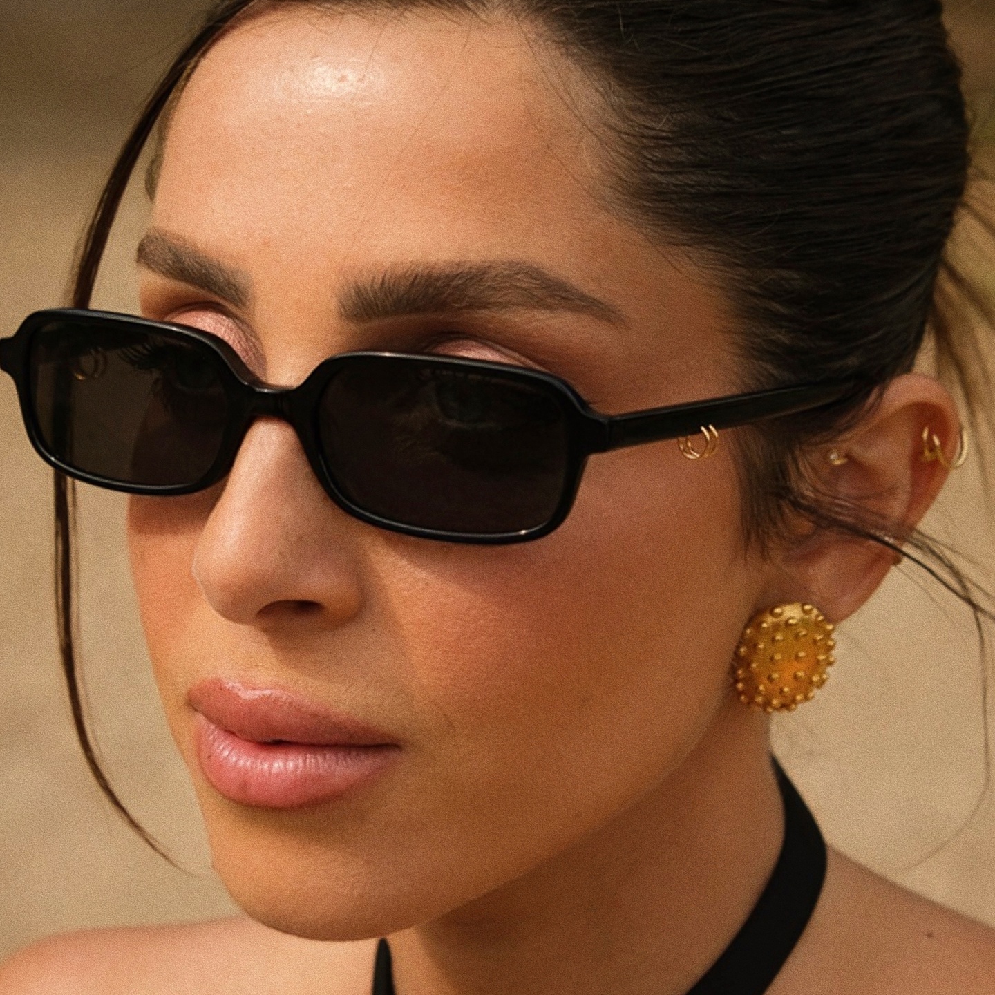 نظارات شمسية كايا بإطار مربّع من TRICE بلون أسود - صورة النموذج 5