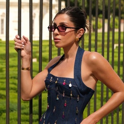 نظارات شمسية كايا بإطار مربّع من TRICE بلون أسود - صورة النموذج 6