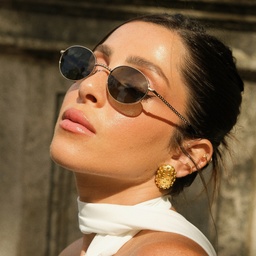 نظارات شمسية ميلا بإطار بيضاوي مزيّنة بسلسلة من TRICE بلون ذهبي - صورة النموذج 2