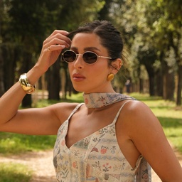نظارات شمسية ميلا بإطار بيضاوي مزيّنة بسلسلة من TRICE بلون ذهبي - صورة النموذج 6