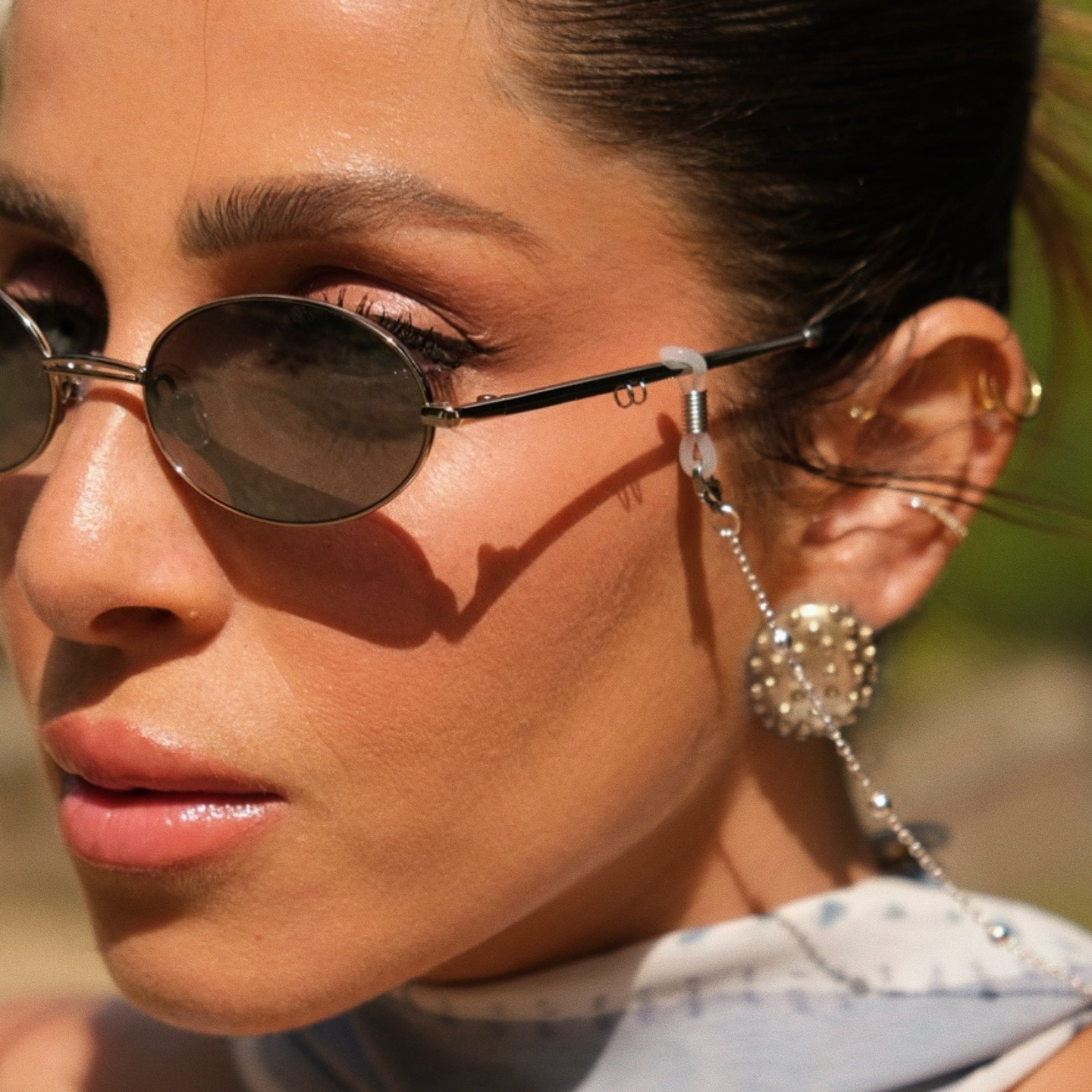 نظارات شمسية ميلا بإطار بيضاوي مزيّنة بسلسلة من TRICE بلون ذهبي فاتح - صورة النموذج 1