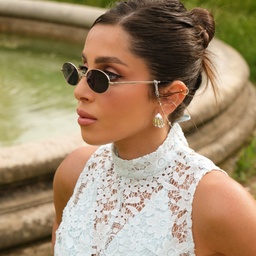 نظارات شمسية ميلا بإطار بيضاوي مزيّنة بسلسلة من TRICE بلون ذهبي فاتح - صورة النموذج 6