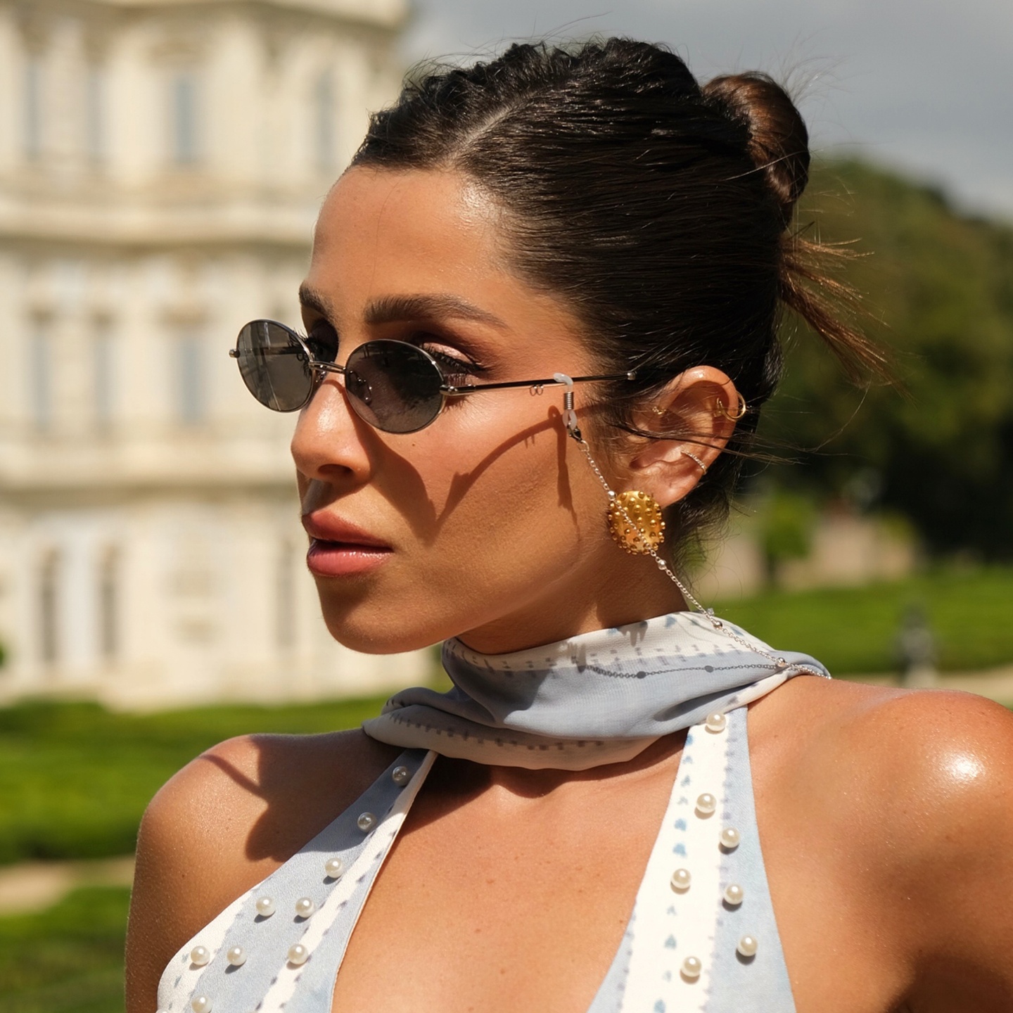 نظارات شمسية ميلا بإطار بيضاوي مزيّنة بسلسلة من TRICE بلون فضي - صورة النموذج 1