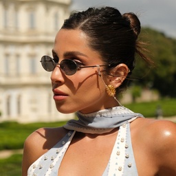 نظارات شمسية ميلا بإطار بيضاوي مزيّنة بسلسلة من TRICE بلون فضي - صورة النموذج 2