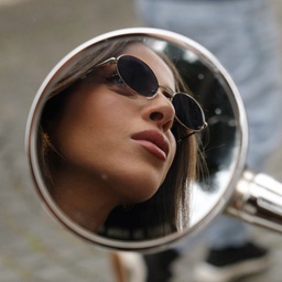 نظارات شمسية ميلا بإطار بيضاوي مزيّنة بسلسلة من TRICE بلون فضي - صورة النموذج 7