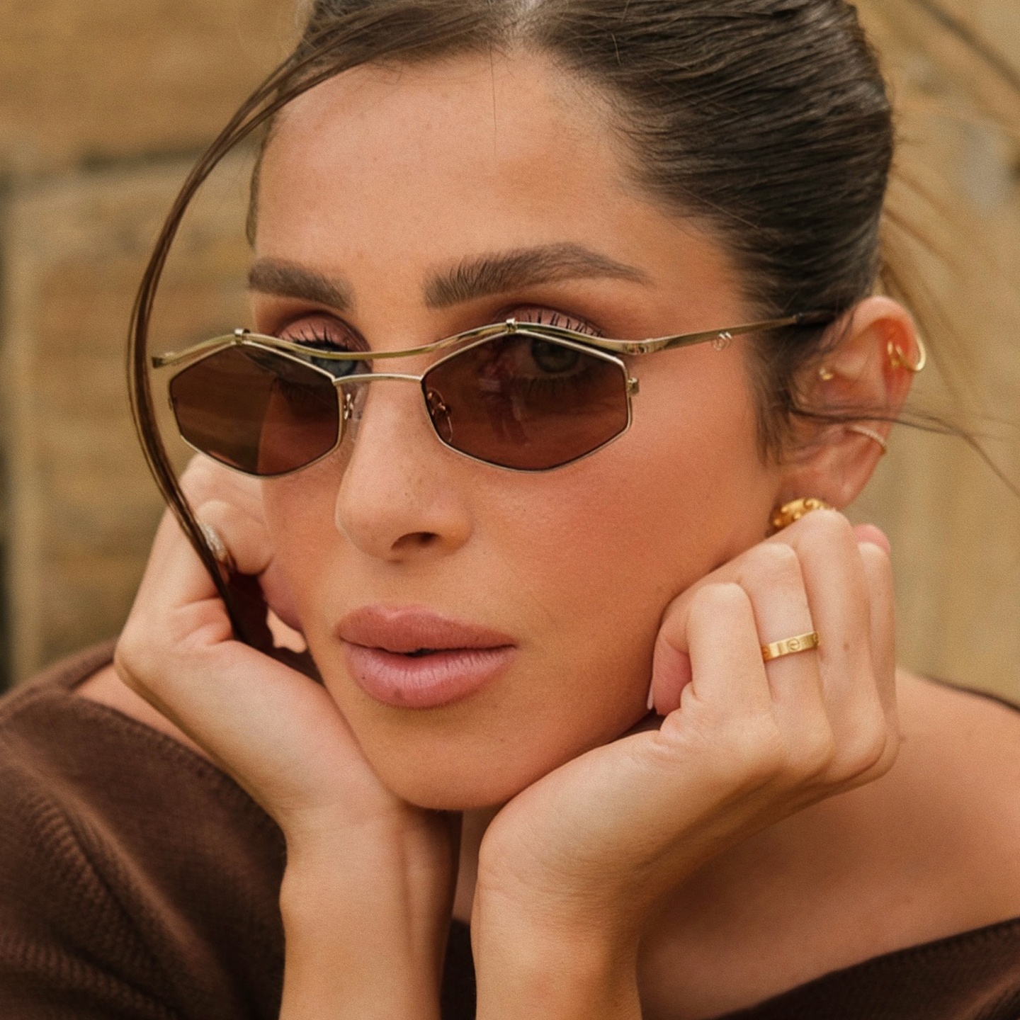 TRICE Leila Edgy Irregular Sunglasses in Gold – Model Photo 1