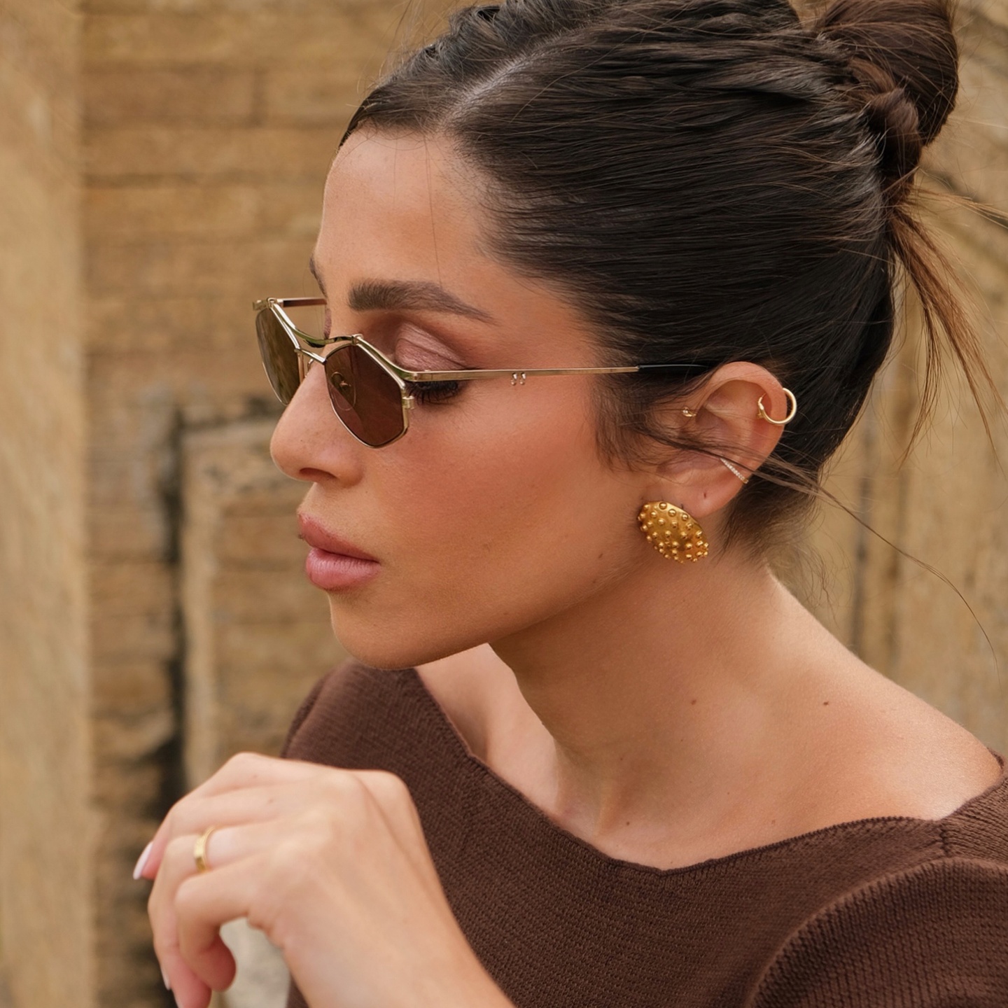 TRICE Leila Edgy Irregular Sunglasses in Gold – Model Photo 5