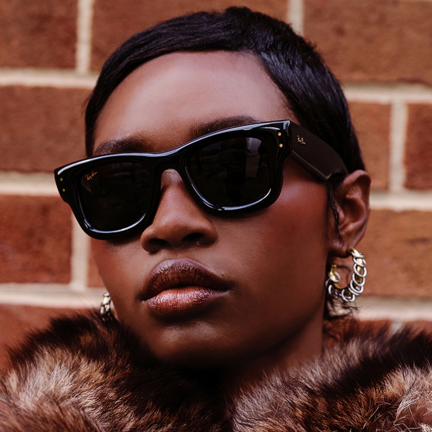 Ray-Ban Wayfarer Puffer Unisex Square Sunglasses in Black – Model Photo 1