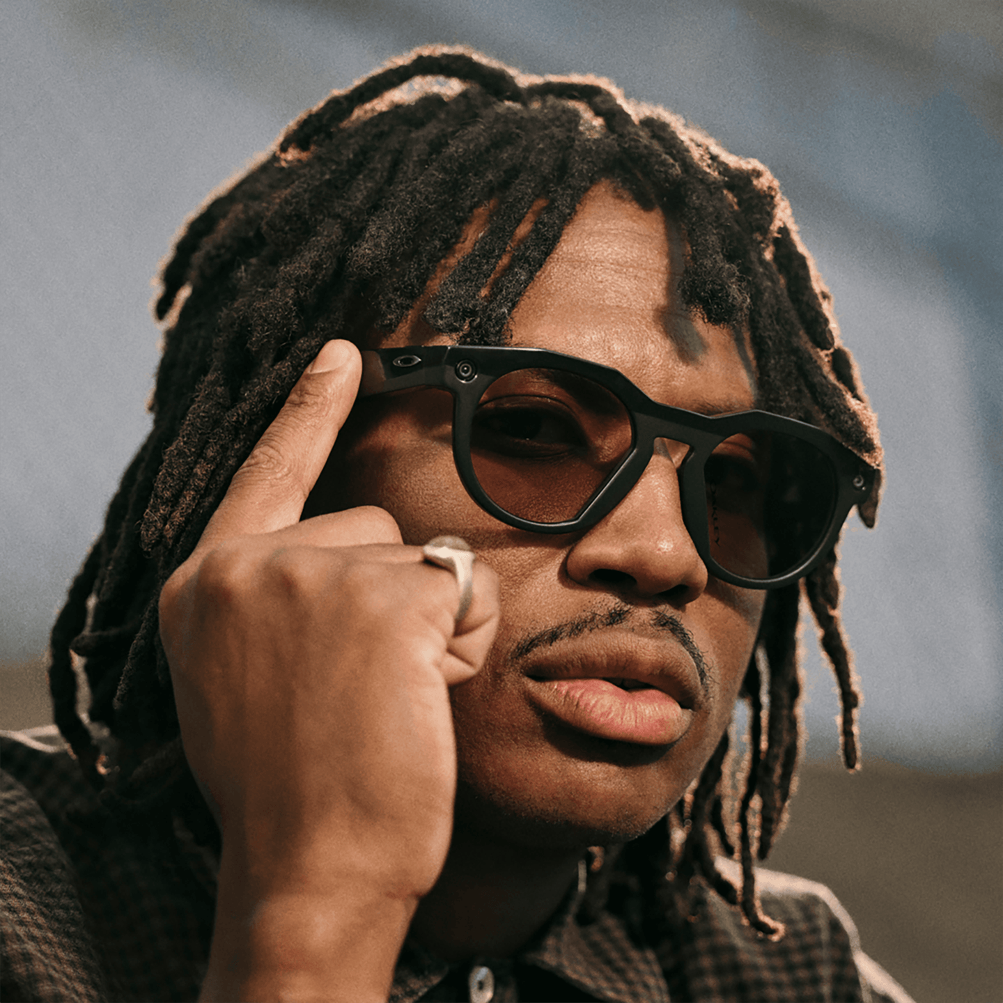 نظارات شمسية ميتا HSTN ليميتد إيدشن ترانزيشنز بإطار دائري للجنسين من اوكلي بلون أسود - صورة النموذج 1