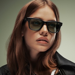 تسوق نظارات شمسية ميتا وايفارير ترانزشنز بإطار مربّع للجنسين راي بان بلون أزرق كوزميك لامع أونلاين.